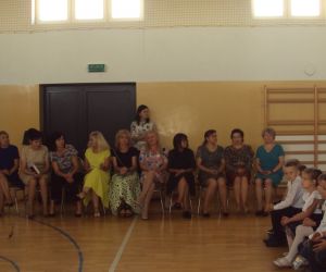 Grono Pedagogiczne i grupa uczniów w strojach galowych