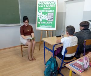 Nauczycielka biblioteki czyta balladę.