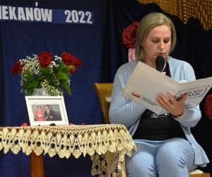 Na zdjęciu widoczna jest kobieta czytająca wiersz.