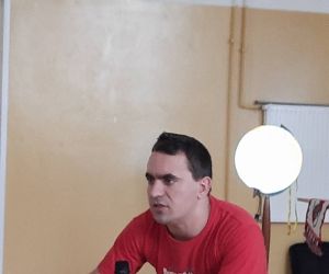 Podróżnik rozpoczyna swoją prezentację