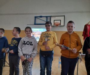 Uczniowie podczas gry na instrumentach perkusyjnych