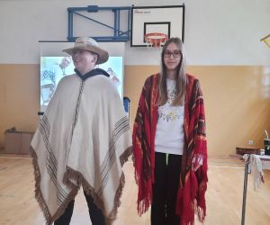 Uczniowie w tradycyjnych strojach argentyńskich