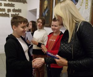 Pani Dyrektor wręcza nagrody najsympatyczniejszym chłopakom w klasie