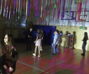 Uczniowie tańczący na dyskotece szkolnej