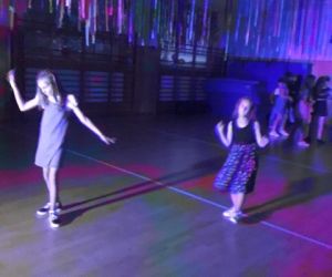 Uczniowie tańczący na dyskotece szkolnej