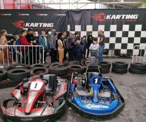 Uczniowie podczas szkolenia z obsługi gokartów