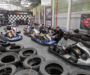 Uczniowie w gokartach.