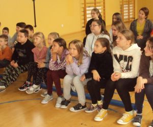 Uczniowie i nauczyciele słuchają „Opowieści o Argentynie”