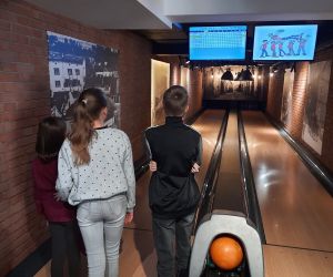 Uczniowie patrzą na tablicę wyników