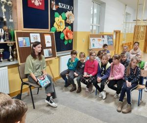 Uczennica rozmawia z dziećmi na temat książki, którą dla nich przygotowała