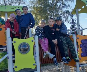 Uczniowie klasy 3 na placu zabaw