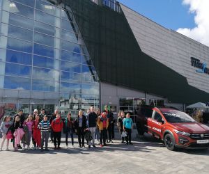 Uczniowie  wraz z opiekunami przed budynkiem Parku Wodnego w Chełmie