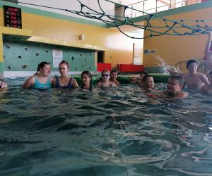 Uczniowie  w basenie