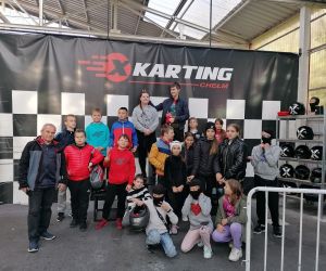 Przeszkolona grupa uczniów z opiekunem w oczekiwaniu na jazdę na  gokartach