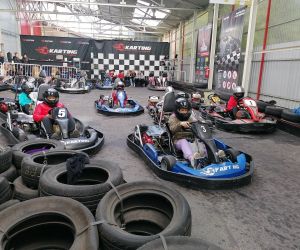 Uczniowie za kierownicą gokartów