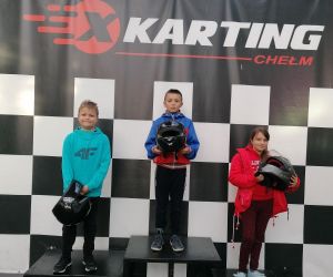 Trzech uczniów z najlepszym czasem w jeździe na podium- grupa młodsza