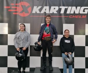 Trzech uczniów z najlepszym czasem w jeździe na podium-  grupa starsza