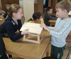 Na zdjęciu są widoczne dzieci składające karmnik.