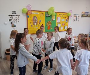 Uczniowie tańczą w kole