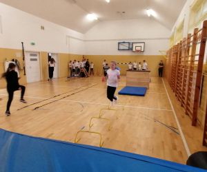 Uczniowie klas starszych pokonują tor przeszkód