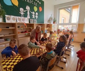 Uczniowie uczestniczą w pierwszej rozgrywce szachowej