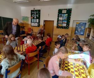 Mistrz szachowy nadzoruje przebieg turnieju