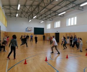 Uczniowie podczas gry w dwa ognie