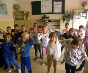 Dzieci 1-3 w trakcie zabaw ruchowych