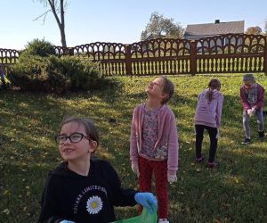 Uczniowie klasy I zbierają śmieci wokół szkoły