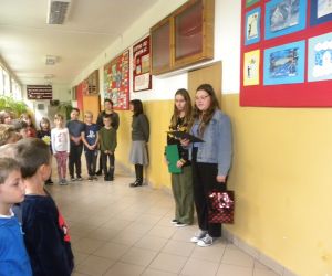 Dziewczyny z Samorządu Szkolnego składają życzenia chłopcom