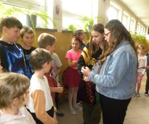 Dziewczyny  rozdają słodki upominek chłopcom