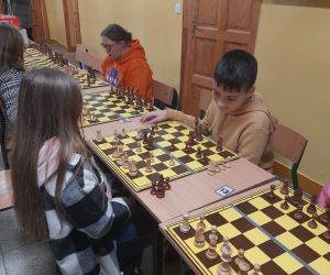 Chłopiec i dziewczynka rozgrywają rundę szachową