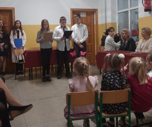 Uczniowie składają życzenia nauczycielom