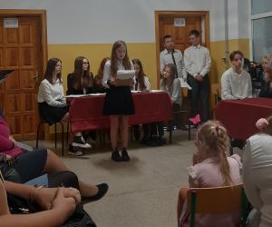Uczennica przemawia podczas części artystycznej