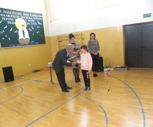 Uczennica otrzymuje nagrodę za zdobycie I miejsca w grupie młodszej