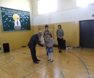 Dyrektor Szkoły wręcza nagrodę za zdobycie I miejsca w grupie młodszej