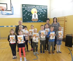 Laureaci konkursu prezentują nagrody i pamiątkowe dyplomy