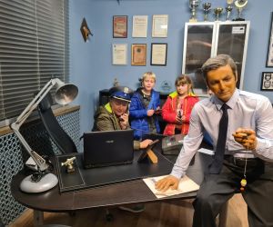 Uczniowie w biurze inspektora Możejki