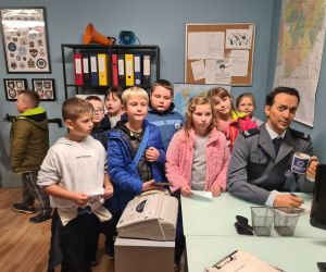 Uczniowie „piją kawę” z sierżantem Gibalskim