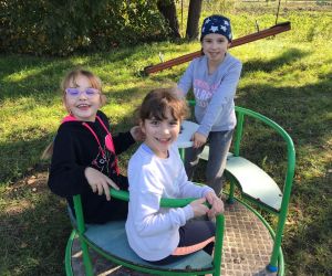 Dziewczynki kręcą się na karuzeli