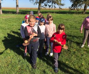 Uczniowie podczas zabawy z ziemniakami