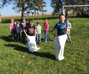 Uczniowie podczas zabawy-skoki w workach