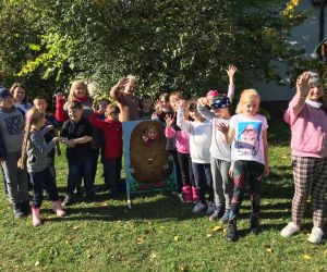 Uczniowie podczas wspólnej zabawy  na świeżym powietrzu