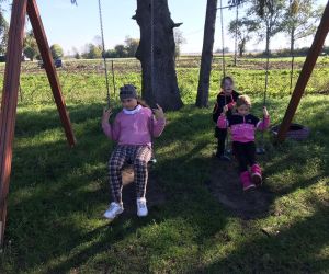 Dzieci n huśtawkach