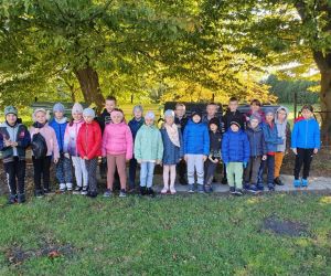 Dzieci zakończyły sprzątanie terenu szkoły.