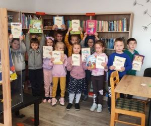 Dzieci wykonują zadanie, z rozsypanych liter muszą ułożyć jak najwięcej wyrazów.