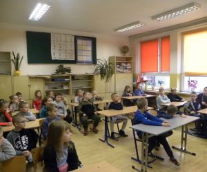 Dzieci z klas 1-3 oglądają filmik edukacyjny