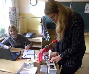 Pani robi przypinki dla dzieci