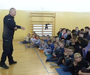 Policjant tłumaczy dzieciom