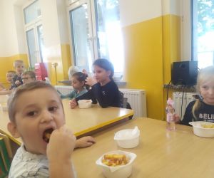 Dzieci jedzą frytki